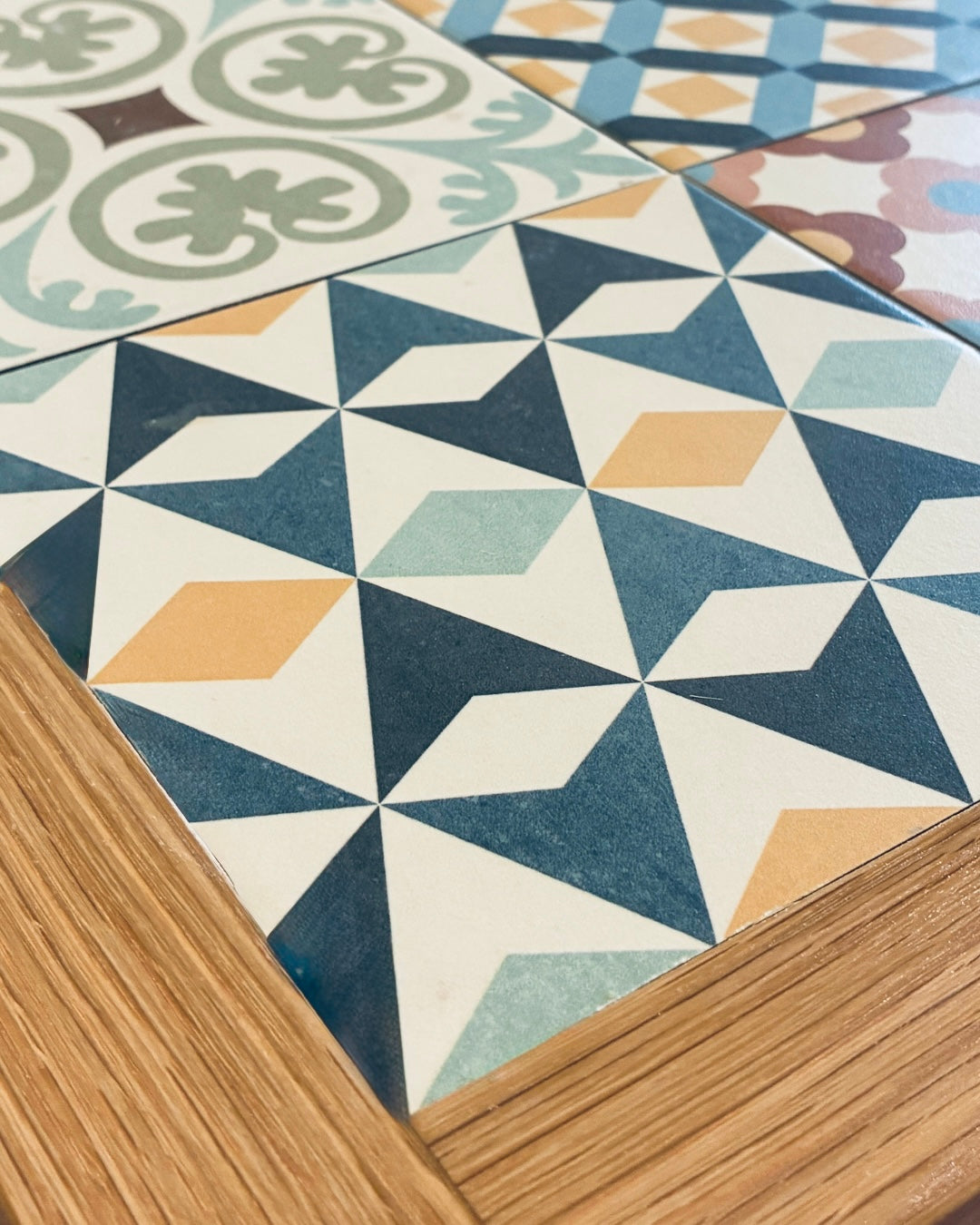 Mesa artesanal de mosaico de azujejo y roble rojo