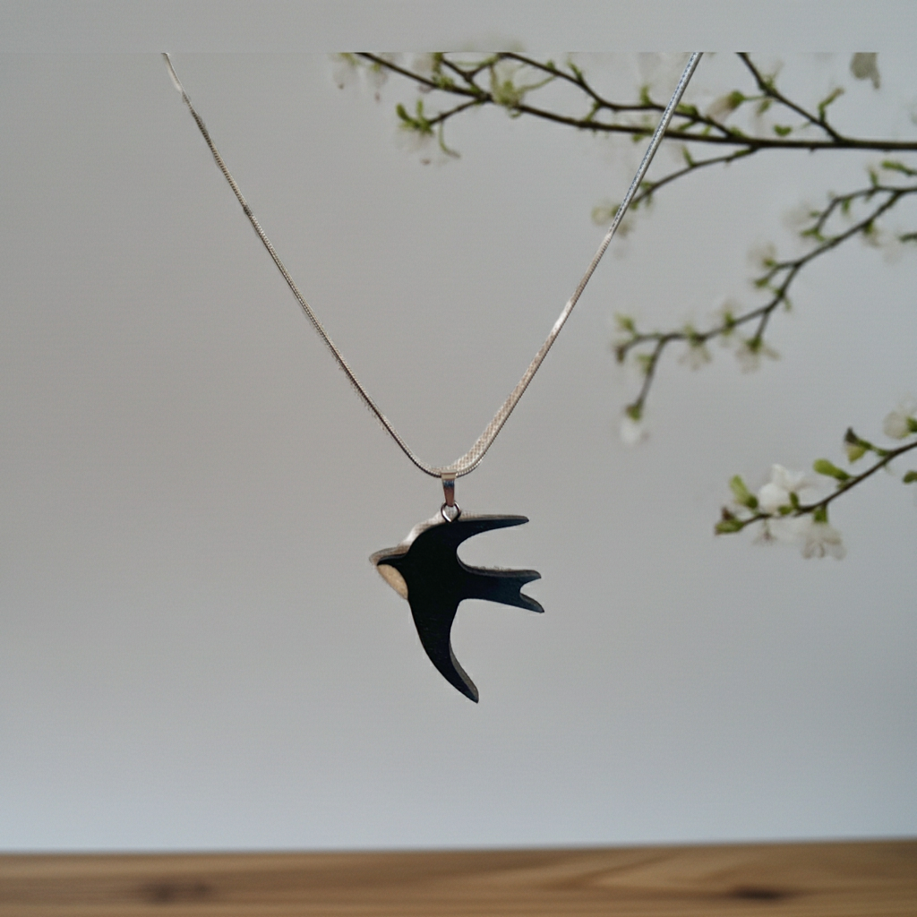 Colgante artesanal golondrina en madera de ébano y arce