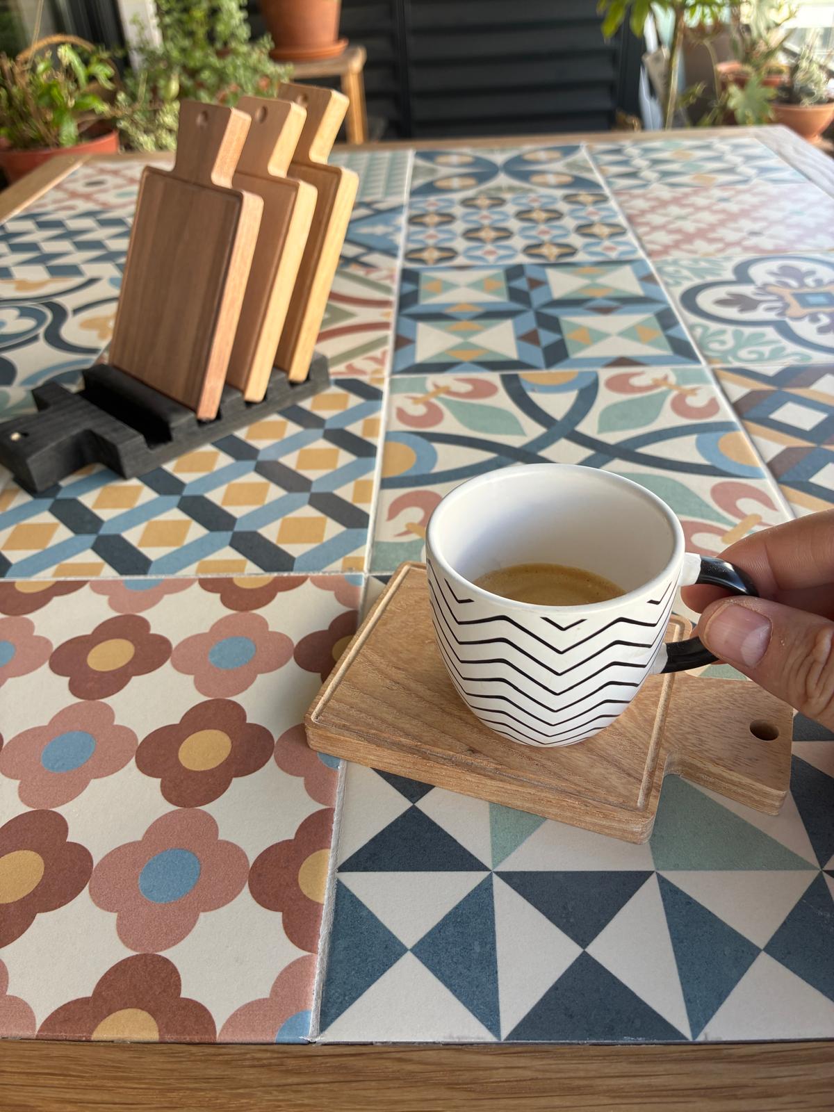 Mesa artesanal de mosaico de azujejo  y roble rojo